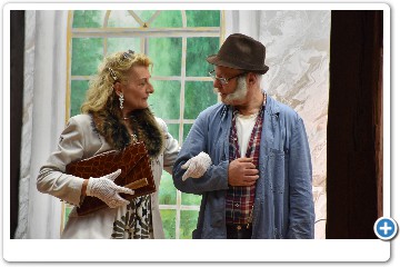 "Sie scheinen hier der einzige normale Mensch zu sein", meint sie.