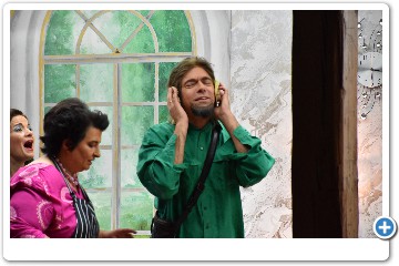 Er hält sich sogar die Brothälften über die Ohren.