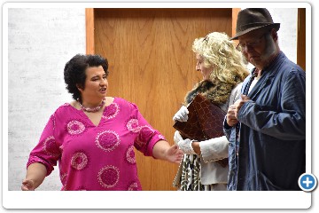 Ingrid will nicht, dass Madame ihr nicht nur den Freund ausspannt, sondern auch mit dem Hausmeister herummacht und schmeißt die beiden aus dem Schlafzimmer.