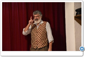 ... die Gäste und bittet wie immer um reichlich Applaus.