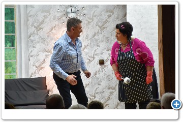 Ingrid will dem Künstler die Wohnung nicht verkaufen, weil der wohl in kürzester Zeit alles verkommen lässt.
"Wa werred do unsere Nochber sage?"