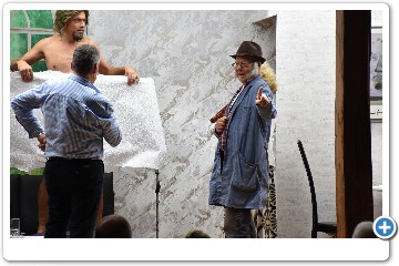 Sie will dem Hausmeister ihr Stadthaus zeigen und dieser verabschiedet sich mit dem bekannten Butler- Zitat "I will do my very best!"