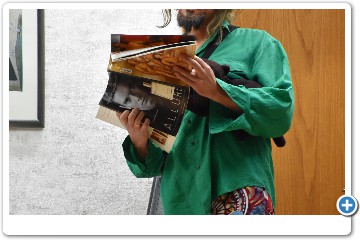 Der Künstler interessiert sich sehr dafür.