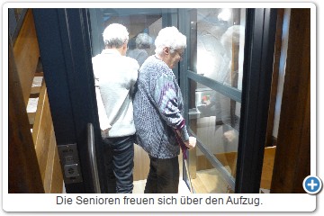 Die Senioren freuen sich über den Aufzug.