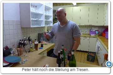 Peter hält noch die Stellung am Tresen.