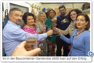 Im in der Baucontainer-Garderobe stößt man auf den Erfolg an!