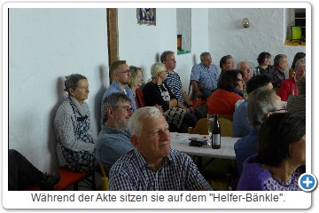  Während der Akte sitzen sie auf dem "Helfer-Bänkle".