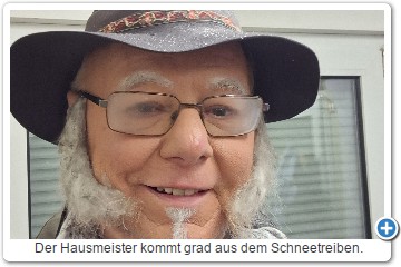  Der Hausmeister kommt grad aus dem Schneetreiben.