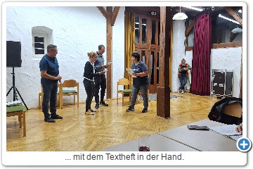 ... mit dem Textheft in der Hand.