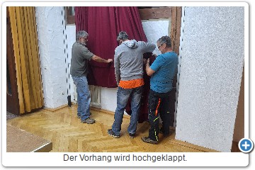 Der Vorhang wird hochgeklappt.