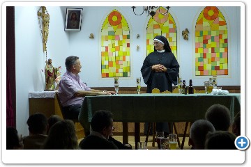 Schwester Maria befiehlt ihm, das Kloster umgehend zu verlassen.