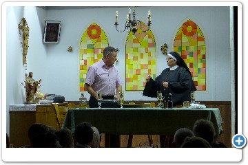 Die Schwestern haben beraten und lassen Andreas bleiben, wenn er das marode Kloster wieder auf Vordermann bringt.