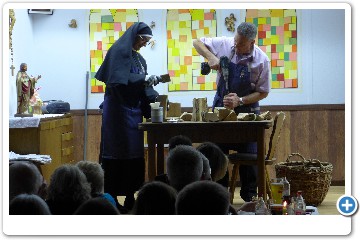 Einige Zeit ist vergangen. Andreas und Schwester Scholastika wollen herausfinden, wer sich am Klosterholz bedient. Dafür befüllen sie ...