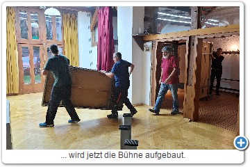 ... wird jetzt die Bühne aufgebaut.